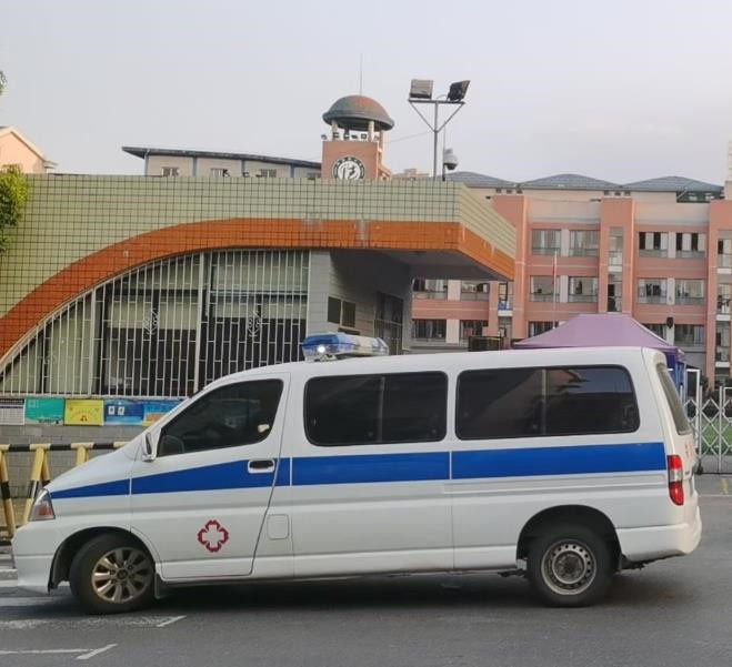 修文救护车出租护送骨折病人一公里多少钱